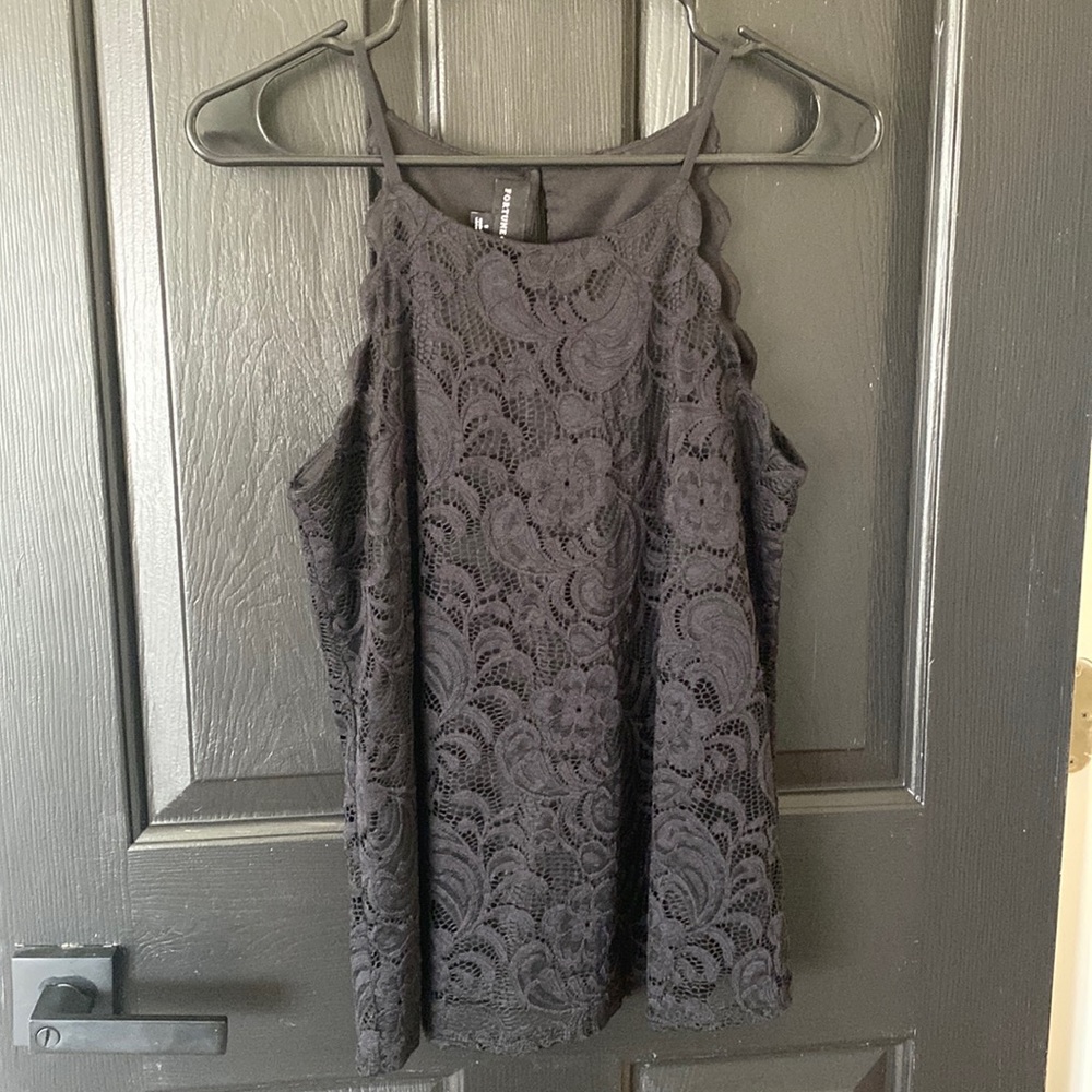 FORTUNE + IVY
Chiya Lace Scalloped Halter Blouse